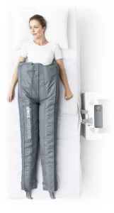 Fisioterapeuta ajustando equipo de presoterapia clínica para tratamiento de retención de líquidos y drenaje linfático en Fisio Quercus.