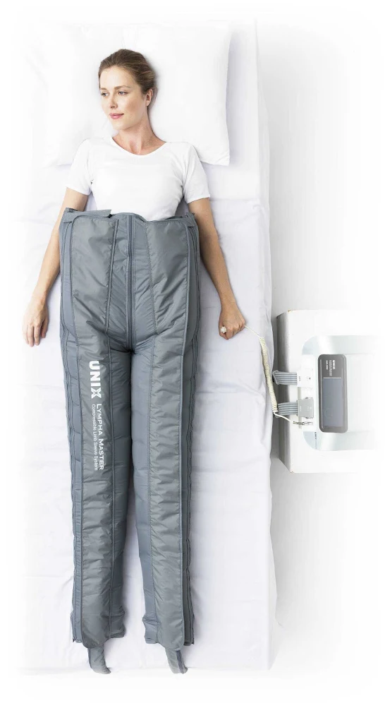 Fisioterapeuta ajustando equipo de presoterapia clínica para tratamiento de retención de líquidos y drenaje linfático en Fisio Quercus.