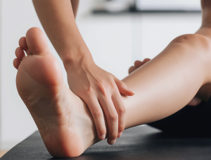 Paciente con sensación de piernas ligeras y descansadas recuperando la movilidad tras sesión de fisioterapia vascular.